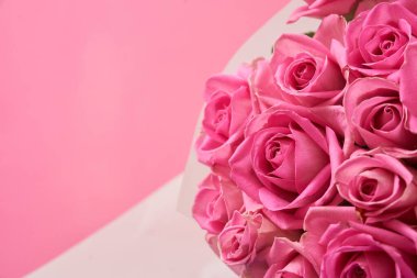 Fotokopi alanı olan güzel pembe güllerin arka planı. Yüksek kalite fotoğraf