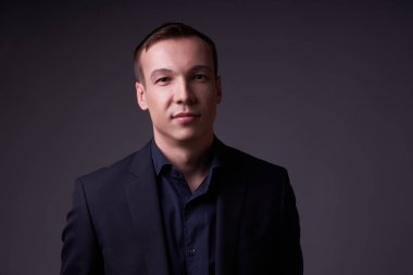 Stüdyoda siyah bir geçmişi olan güzel bir genç adam.