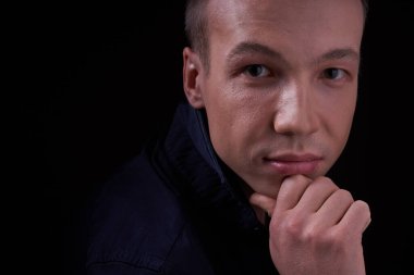 Stüdyoda siyah bir geçmişi olan güzel bir genç adam.