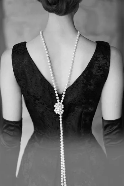 Kvinnlig figur i en vacker klänning och pärlor monokrom — Stockfoto