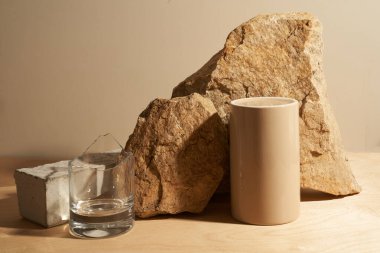 Taş, bir parça fayans podyumu, bej arka planda kırık cam, ürün yeri