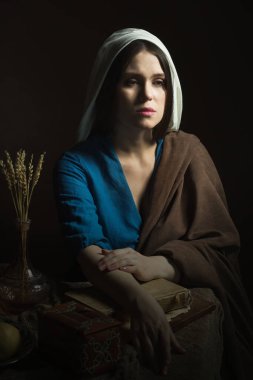 Eski moda elbiseli bir kadın. Tarihi yeniden yapılandırma.