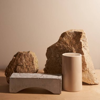 Taş ve bej arka planda bir parça fayans podyumu.