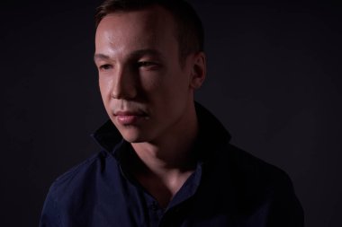 Stüdyoda siyah bir geçmişi olan güzel bir genç adam.