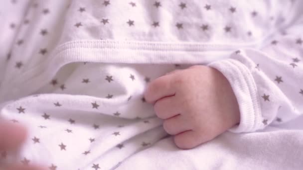 Vídeo Cámara Lenta Una Madre Tomando Bebé Recién Nacido Mano — Vídeo de stock