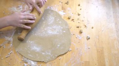 Kız pizza ya da kurabiye için glütensiz hamur hazırlıyor. Birlikte yemek pişirmek..