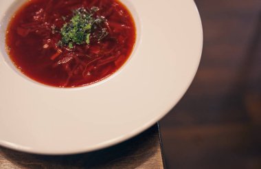 Bir tabak Rus mutfağı. Otlu pancar çorbası, fotokopi alanı olan ahşap bir masada.
