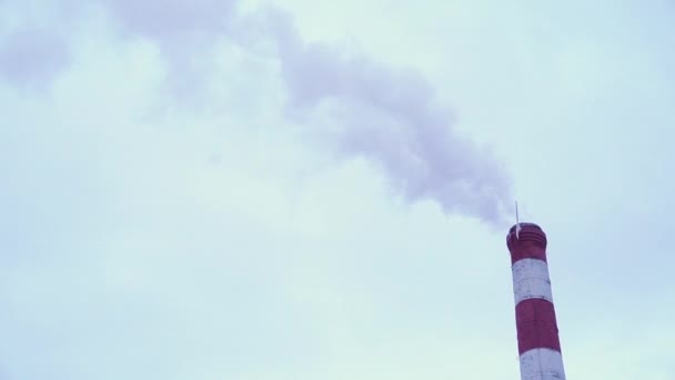 Tuyau d'usine fumée polluant l'environnement, au ralenti — Video