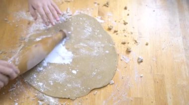 Kız pizza ya da kurabiye için glütensiz hamur hazırlıyor. Birlikte yemek pişirmek..