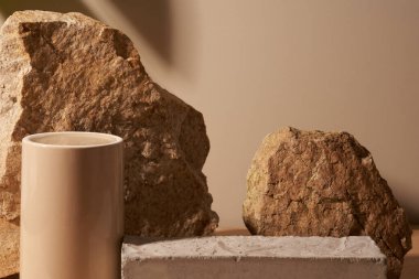 Taş ve bej arka planda bir parça fayans podyumu.