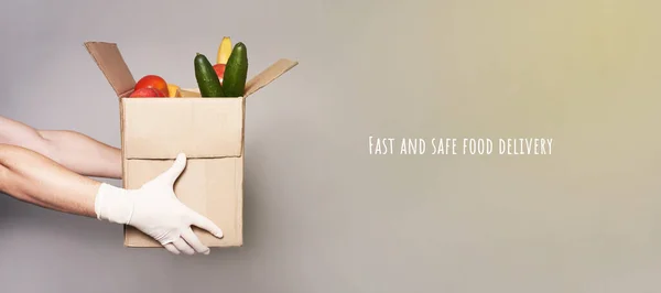 食料品、迅速かつ安全な食品配達の箱と手袋で宅配便の手 — ストック写真