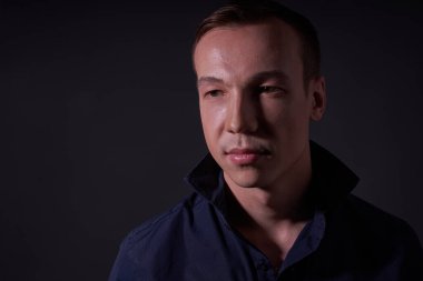 Stüdyoda siyah bir geçmişi olan güzel bir genç adam.