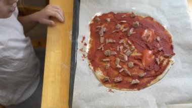 Sağlıklı glütensiz biftekli pizza pişiren kız. Birlikte yemek pişirmek..