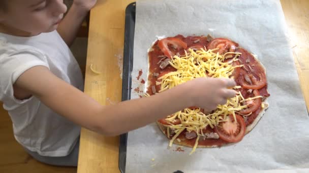 Das Mädchen kocht gesunde glutenfreie Pizza mit Rindfleisch. Gemeinsam kochen. — Stockvideo