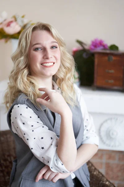 Beautiful blonde specialist sits at a table, a woman smiles — Stock Photo, Image