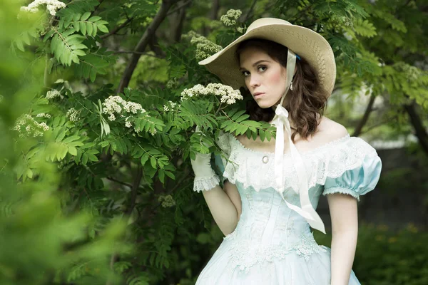 Une belle jeune femme dans une robe bleue historique 1860 année. Conception de couverture de livre. — Photo