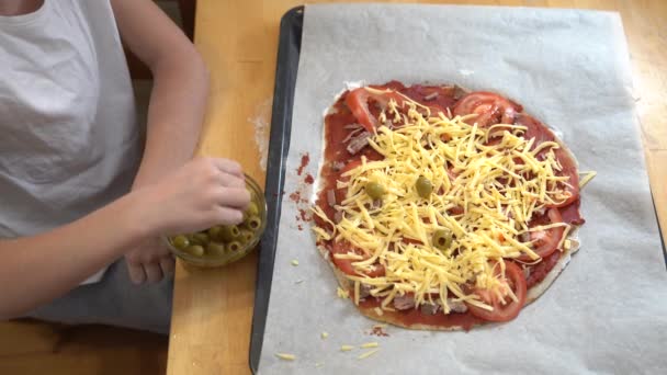 Dívka vařící zdravou bezlepkovou pizzu s hovězím. Vaření společně. — Stock video