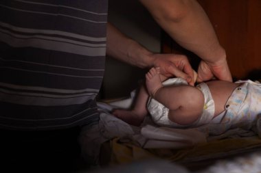 Baba bebek bezini yeni doğan oğlana çevirir. Babalık