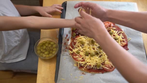 A menina cozinhar pizza saudável sem glúten com carne bovina. Cozinhar juntos. — Vídeo de Stock