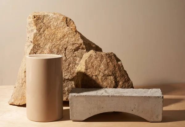 Pietra e un pezzo di podio di piastrelle su sfondo beige — Foto Stock