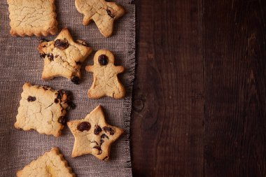 Ahşap arka planda ev yapımı sağlıklı kurabiyeler
