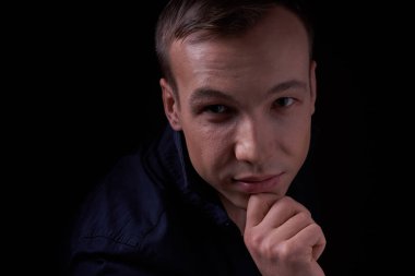 Stüdyoda siyah bir geçmişi olan güzel bir genç adam.