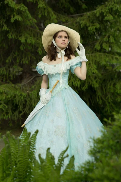 Una hermosa joven con un vestido azul histórico de 1860 años. Diseño de cubierta de libro. —  Fotos de Stock