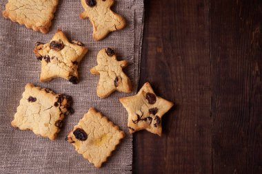Ahşap arka planda ev yapımı sağlıklı kurabiyeler