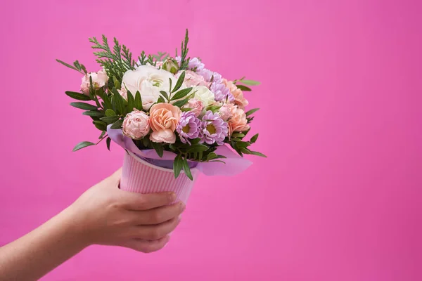 Belo Buquê Flores Diferentes Misturadas Mão Sobre Fundo Rosa Com — Fotografia de Stock