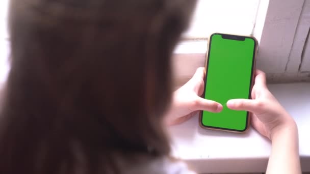 Holčička s telefonem v ruce, dívá se na klíč Chroma — Stock video