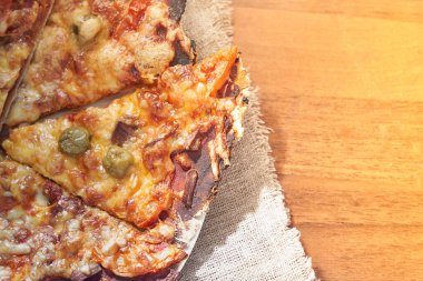 Sağlıklı glütensiz biftekli pizza. Glütensiz aşçılık dersi. Evde yemek pişirmek..