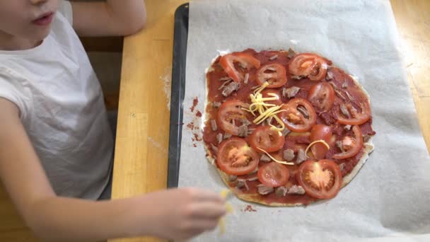 La fille cuisine une pizza saine sans gluten avec du bœuf. Cuisiner ensemble. — Video