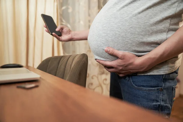 Schwangere zu Hause mit Telefonständern am Tisch, Online-Shopping — Stockfoto