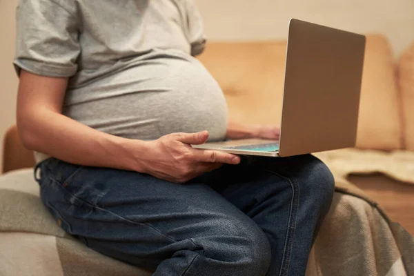 Schwangere sitzt zu Hause mit Computer, Online-Shopping oder Home Office — Stockfoto