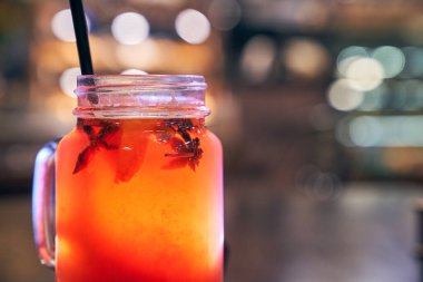 Noel içeceği, kafenin arka planında pipetle pişirilmiş şarap.