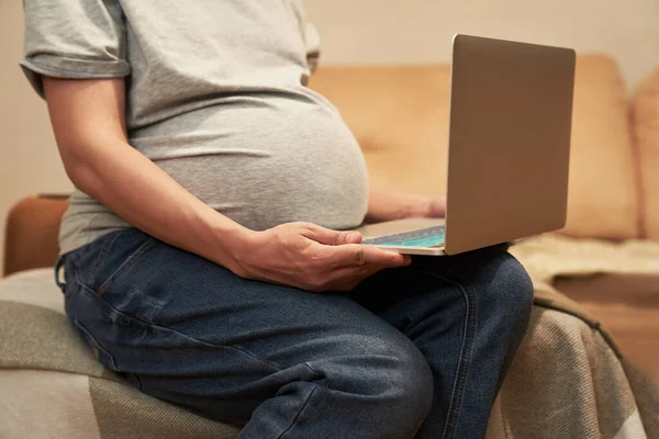 Schwangere sitzt zu Hause mit Computer, Online-Shopping oder Home Office — Stockfoto