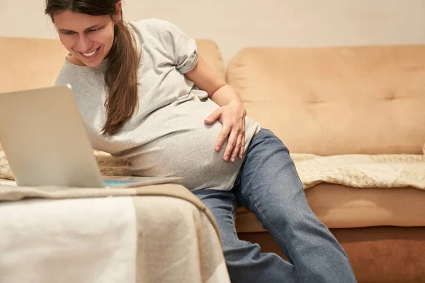 Schwangere sitzt zu Hause mit Computer, Online-Shopping oder Home Office — Stockfoto