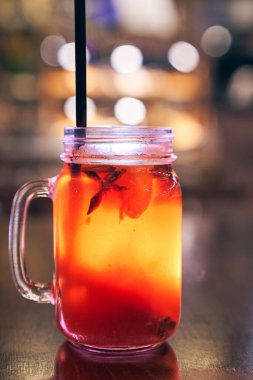 Noel içeceği, kafenin arka planında pipetle pişirilmiş şarap.