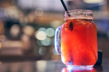 Noel içeceği, kafenin arka planında pipetle pişirilmiş şarap.