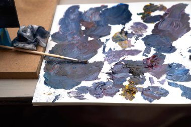 Çok renkli bir palet ve çizim için fırçalar.