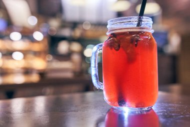 Noel içeceği, kafenin arka planında pipetle pişirilmiş şarap.