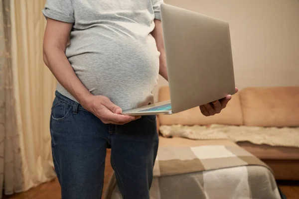 Schwangere zu Hause steht vor Computer, Online-Shopping oder Home Office — Stockfoto