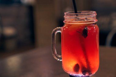 Noel içeceği, kafenin arka planında pipetle pişirilmiş şarap.