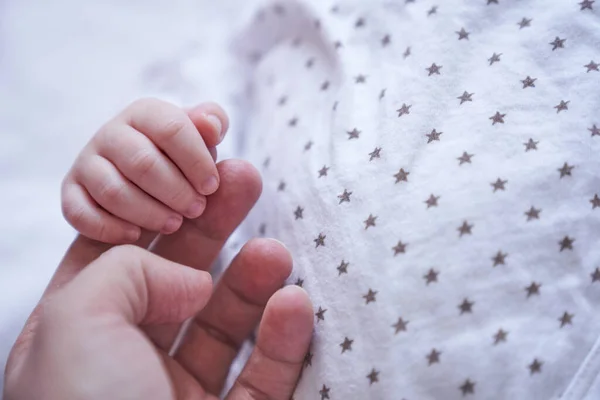 Mütter halten Babyhände. Einen Monat alt. Konzept von Liebe und Fürsorge — Stockfoto