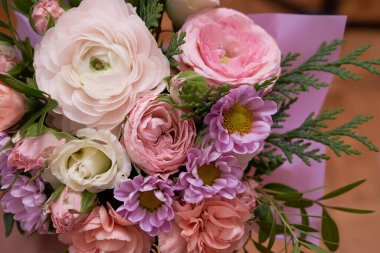 Ahşap arka planda karışık çiçek buketini kapat