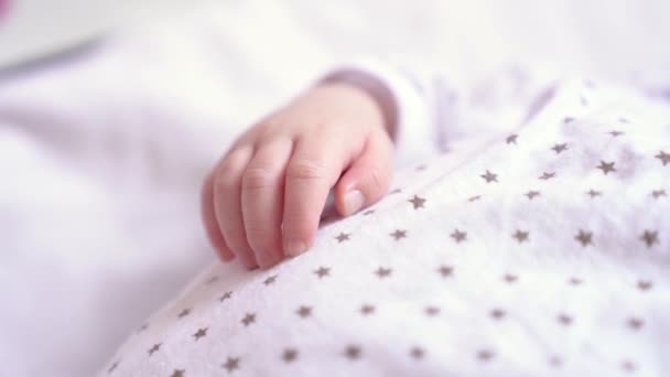 Maman prend le nouveau-né par la main et les coups sur les petits doigts tendres — Video