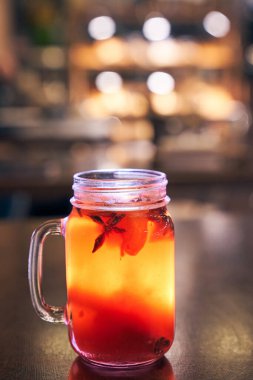 Kafenin arka planında pipetle sıcak şarap.