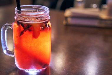 Noel içeceği, kafenin arka planında pipetle pişirilmiş şarap.