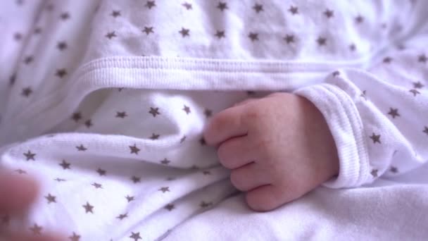 Powolny film z delikatnym dotykiem dłoni matki z jej nowonarodzonym dzieckiem — Wideo stockowe