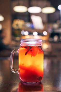 Noel içeceği, kafenin arka planında pipetle pişirilmiş şarap.